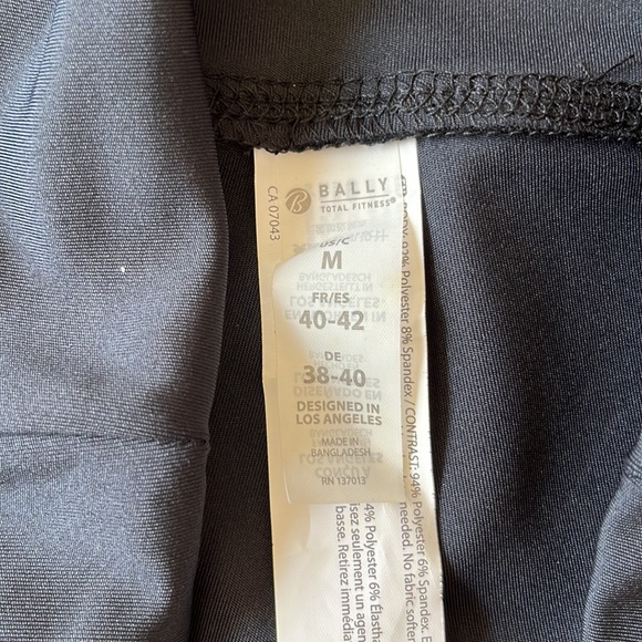 Mesh Pocket Crop Leggings - Picture 7 of 11